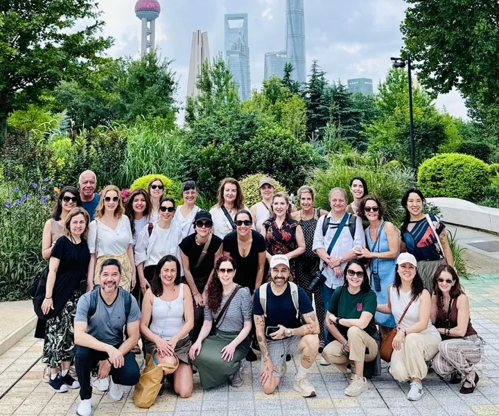 Grupo da Moovers com o skyline de Xangai ao fundo