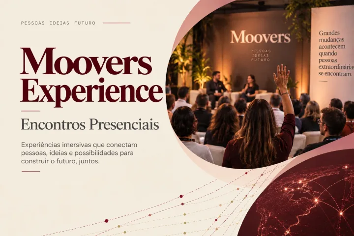 Plateia levanta a mão durante um Moovers Experience, com palco ao fundo